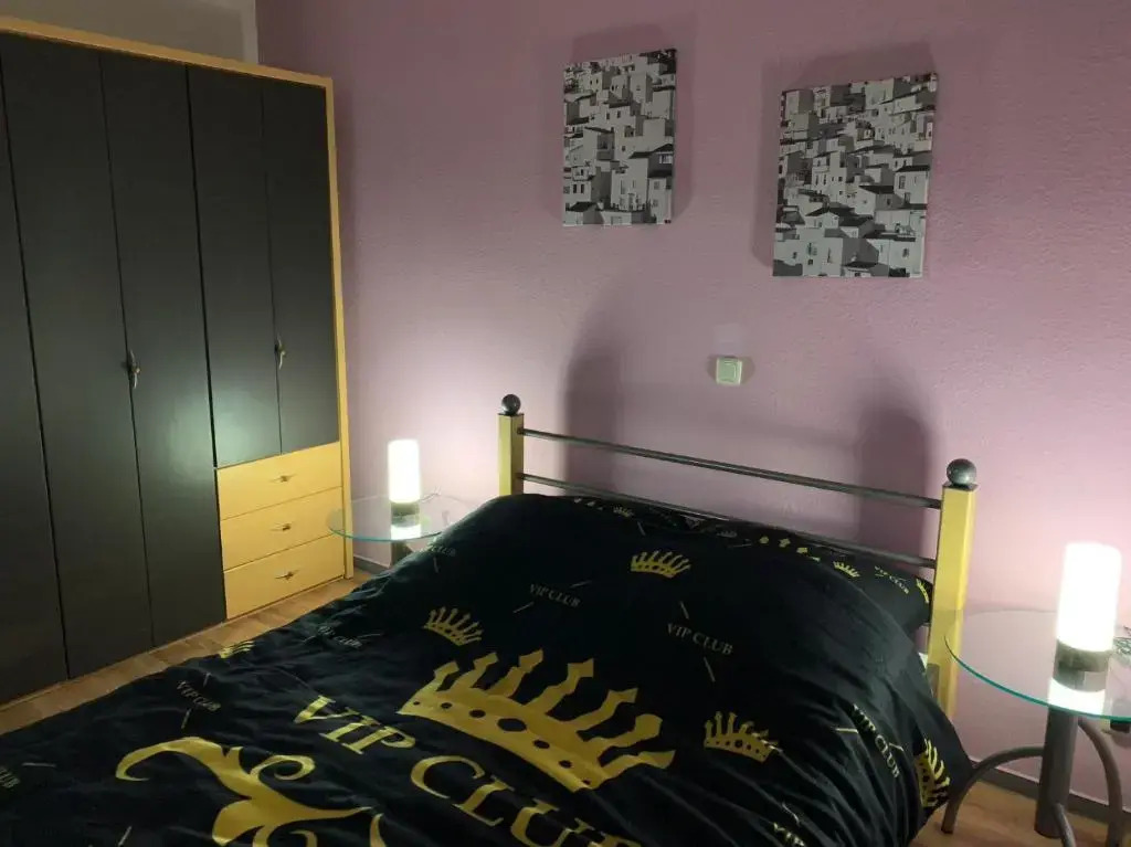 Modern 2 Rooms App with balcony, near to UN und Telekom