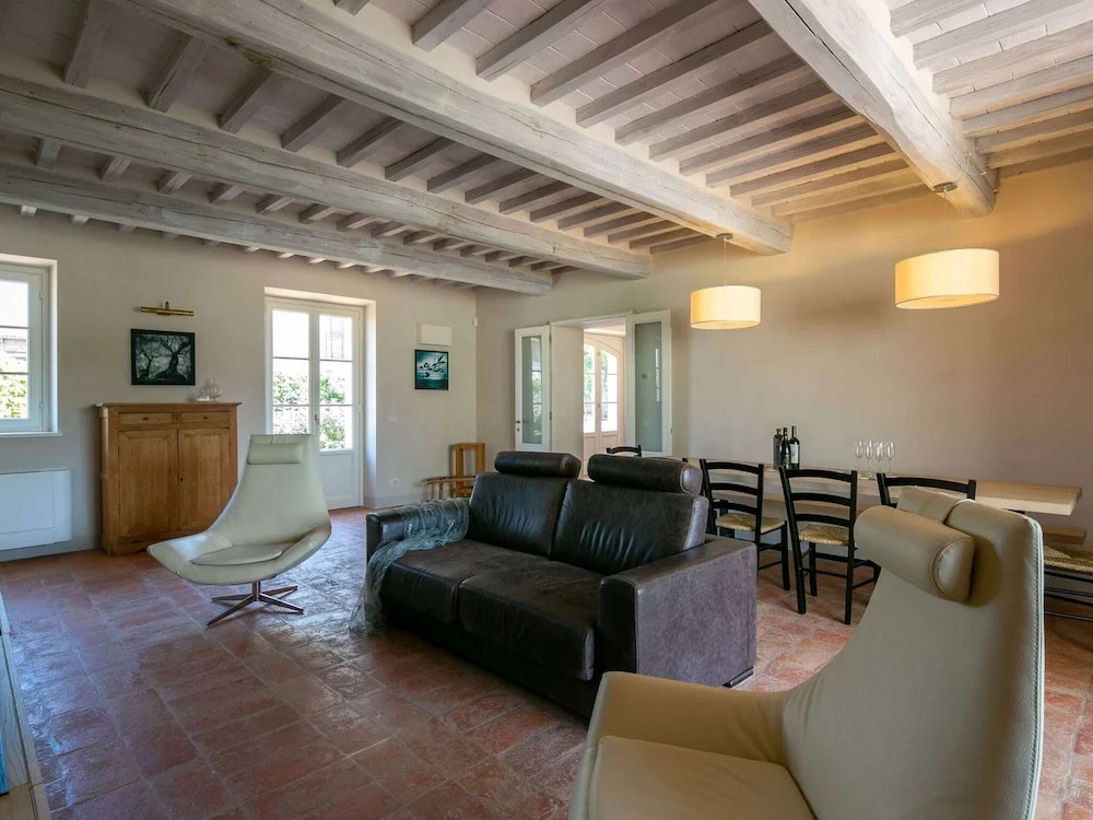 Plush Holiday Home in Cortona with Hot Tub