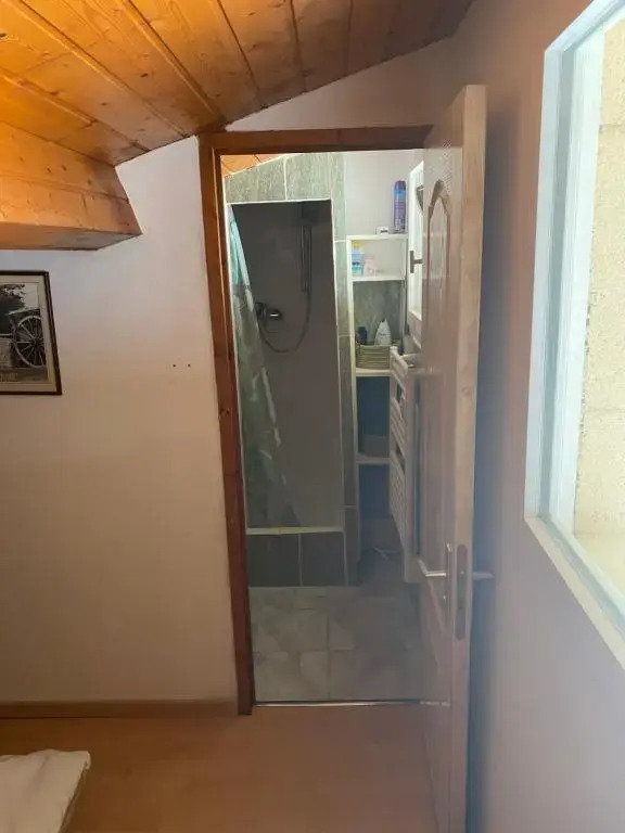 Petite annexe avec piscine commune