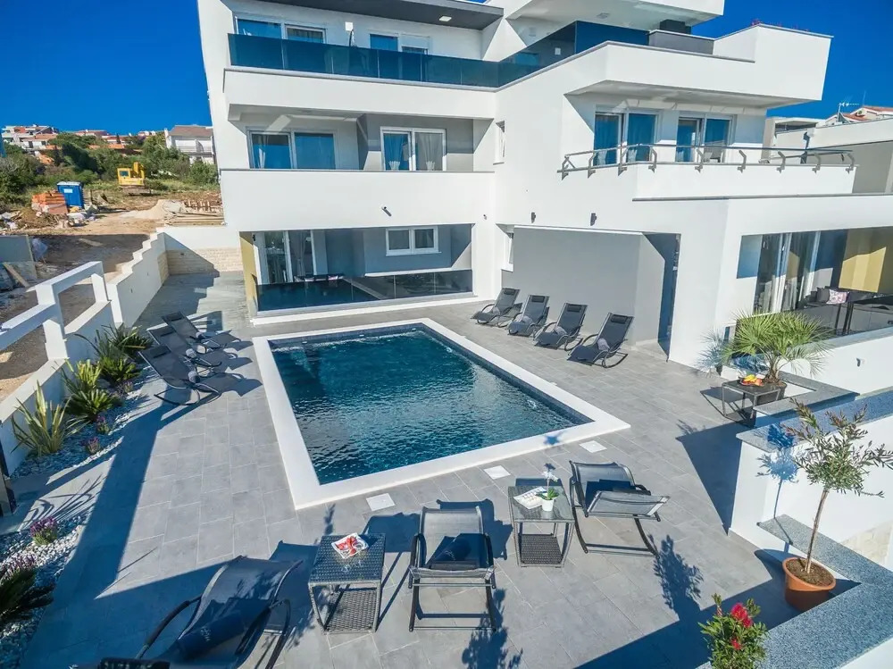 Villa Magnifica apartments with pool
