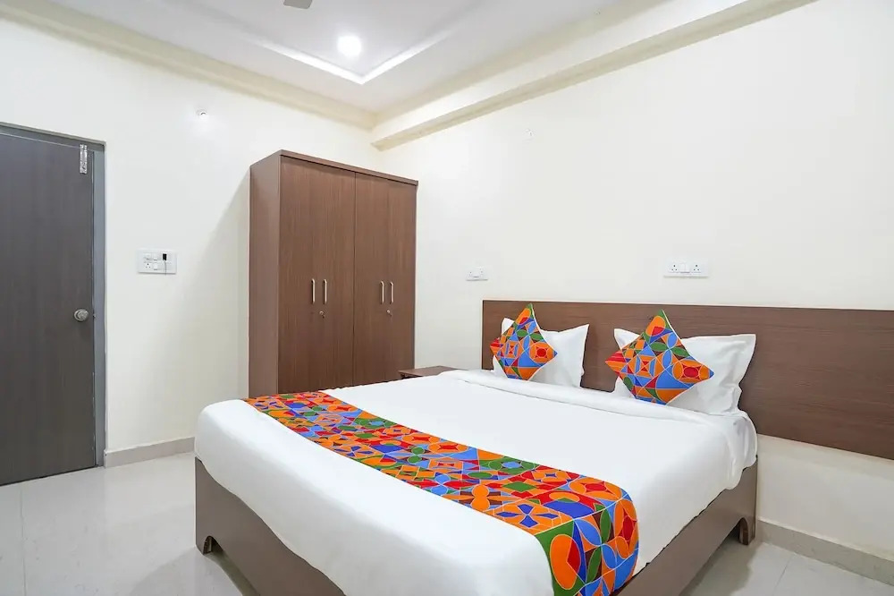 FabHotel Frendz - Nr Hitech City Metro Station