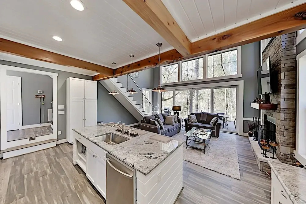 Lavish W/ Hot Tub - Near Asheville, Skiing 3 Bedroom Home