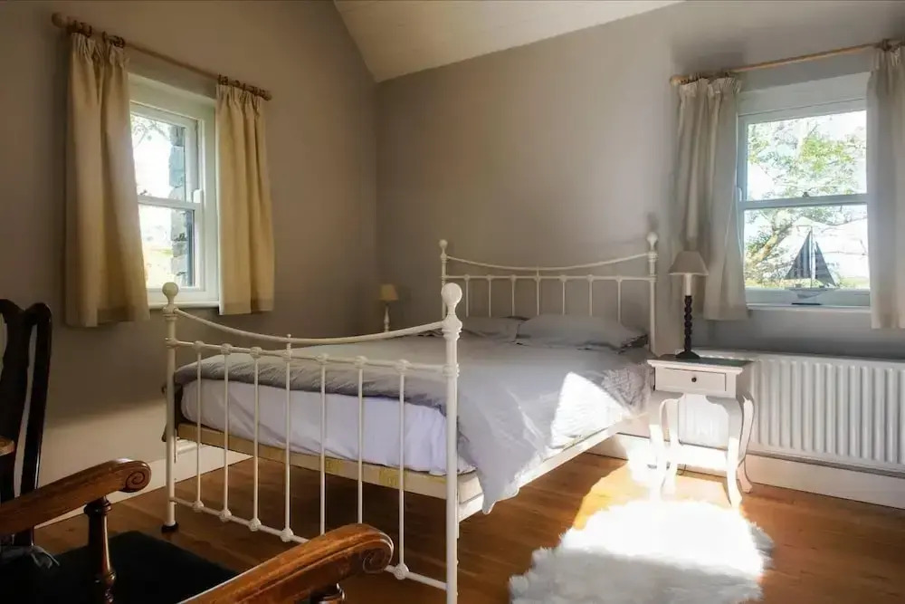 Leap Year Cottage by Lake Beaghcauneen in Clifden