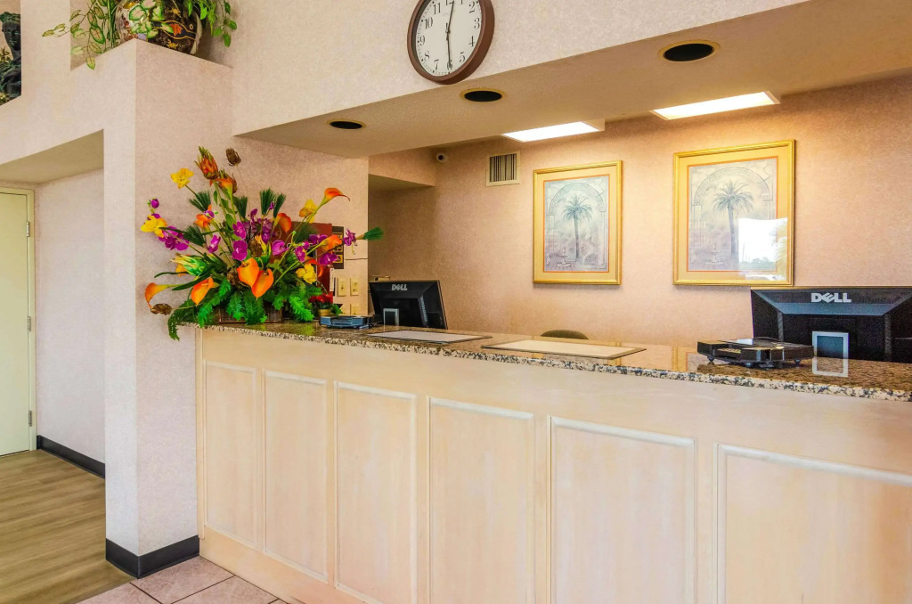 Econo Lodge Inn & Suites Gulfport Airport