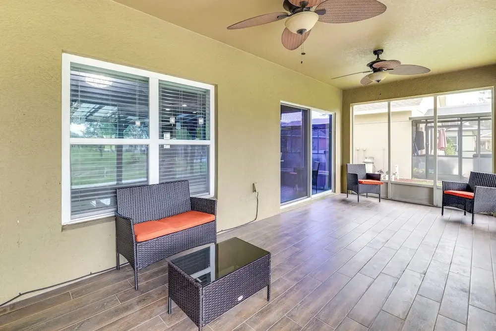 Media Lounge & Bar: Spacious Davenport Family Home