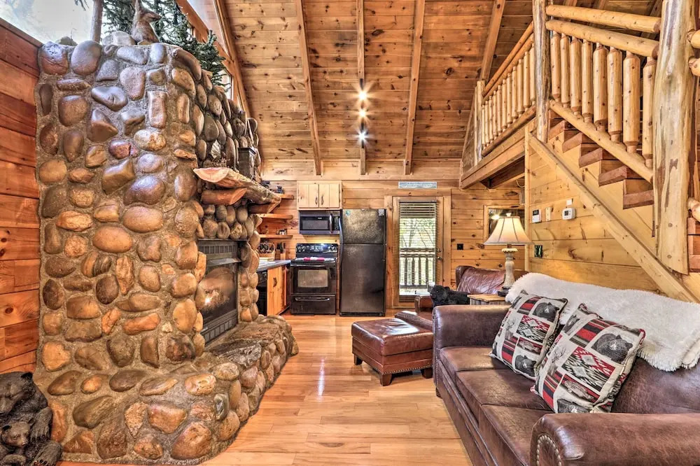 Smoky Mountain Log Cabin: 7 Mi to Gatlinburg!