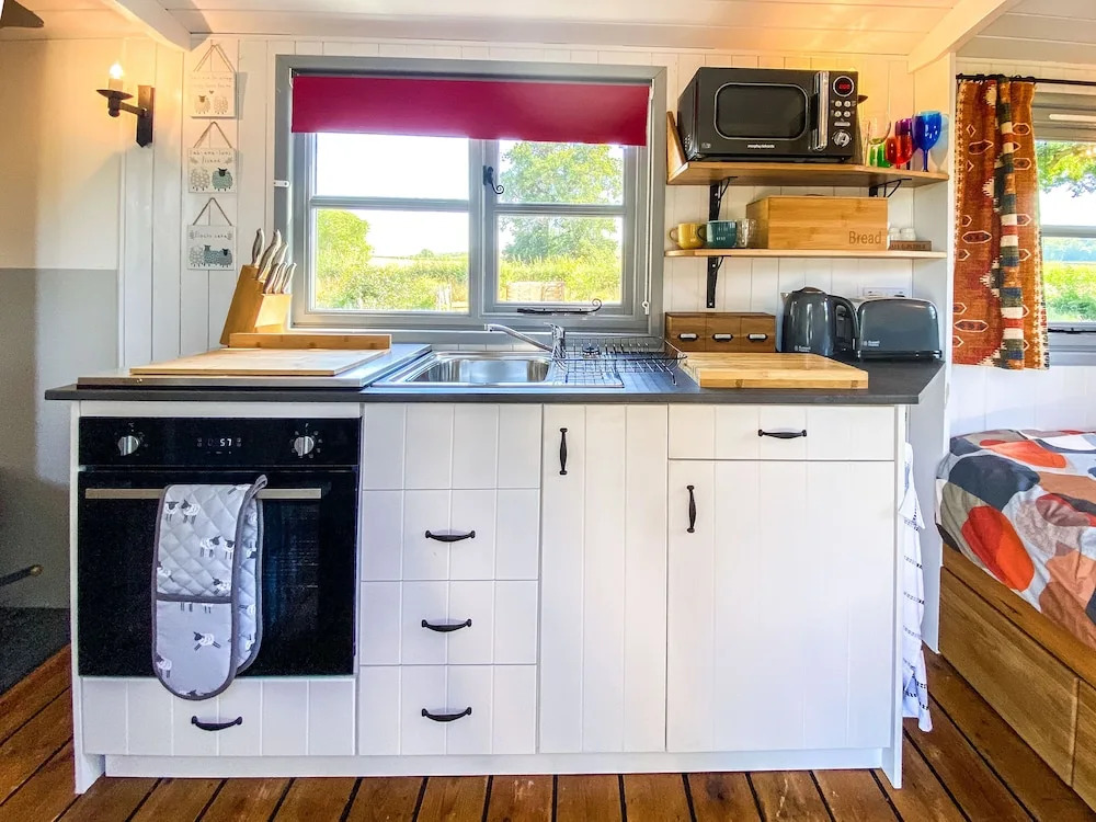 The Hideaway Hut - 1 Bed Shepherds Hut - Hereford