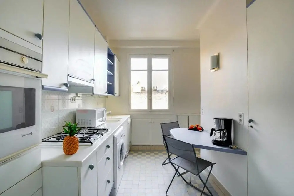 Spacious and Bright Apartment in Levallois