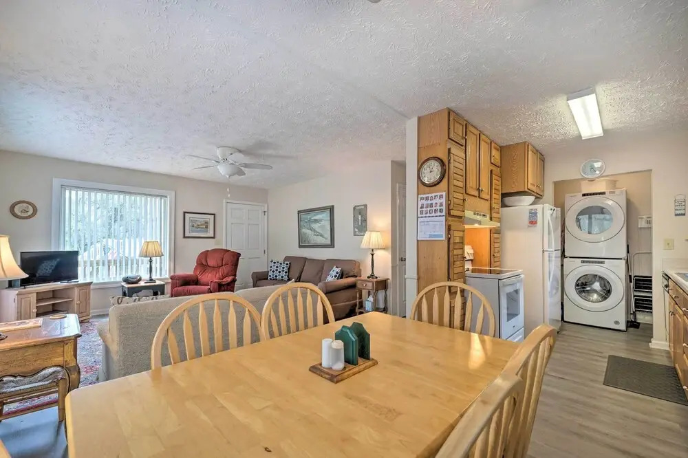 Cozy Oak Island House u003c 1 Mi to Beaches