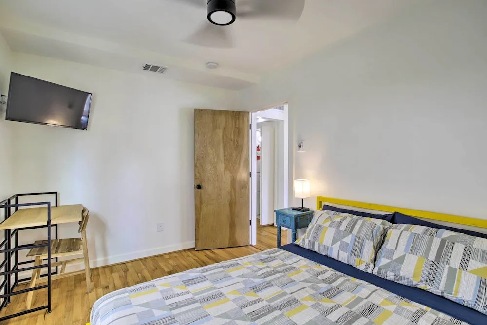 Houston Apt w/ EV Charging: 3 Mi to Downtown!