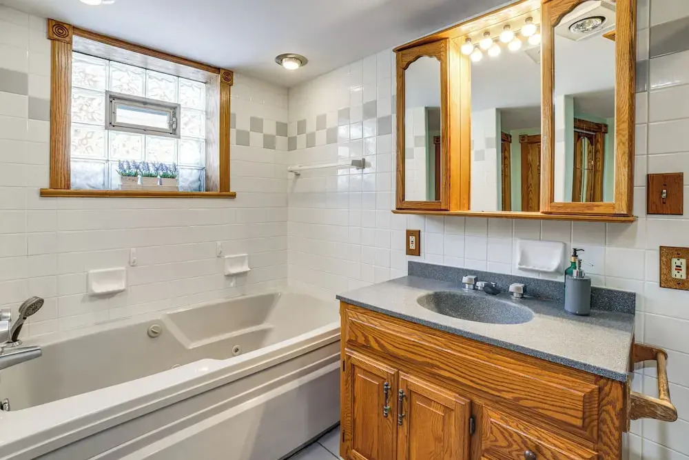 Private Hot Tub & Patio! Chicagoland Extended Stay
