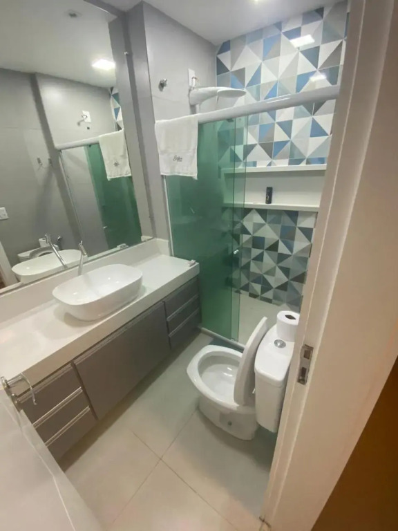 Apto 2 quartos com AR Cond, prédio frente p/ praia