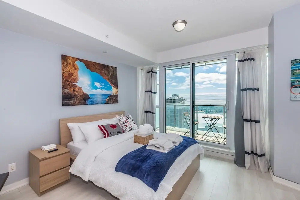 Panoramic Lakeview in a Luxury Downtown Oasis