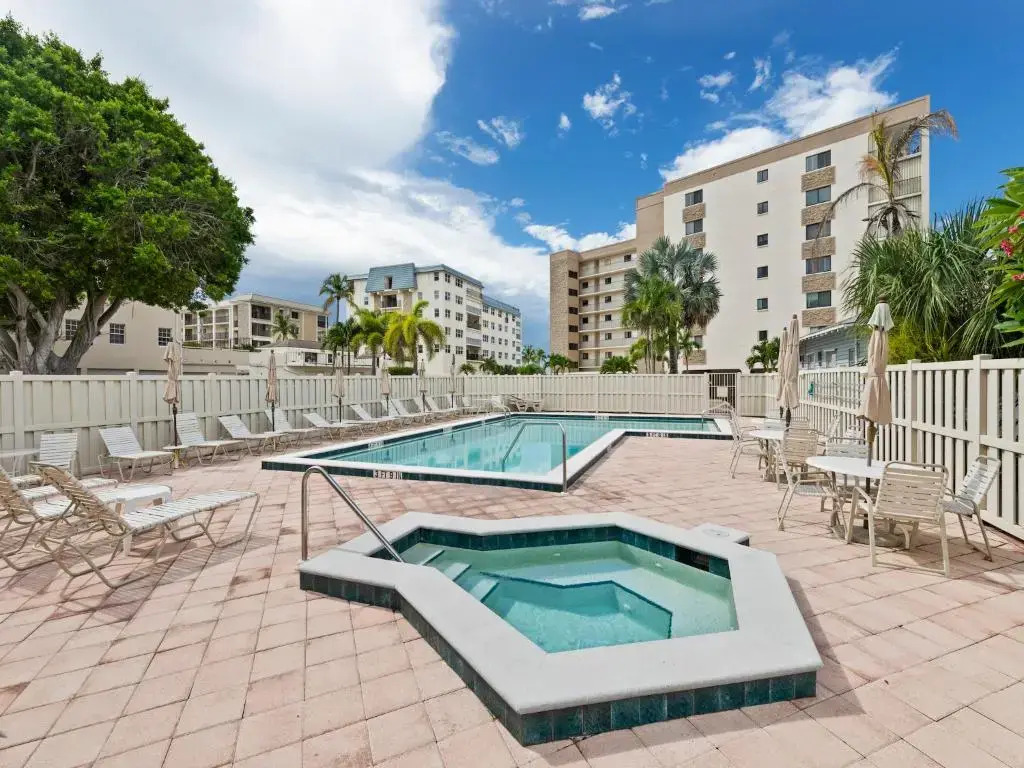 Pelican Watch 208, Sleeps 4, 2 Bedrooms, Beach Front, Pool, Elevator, WiFi