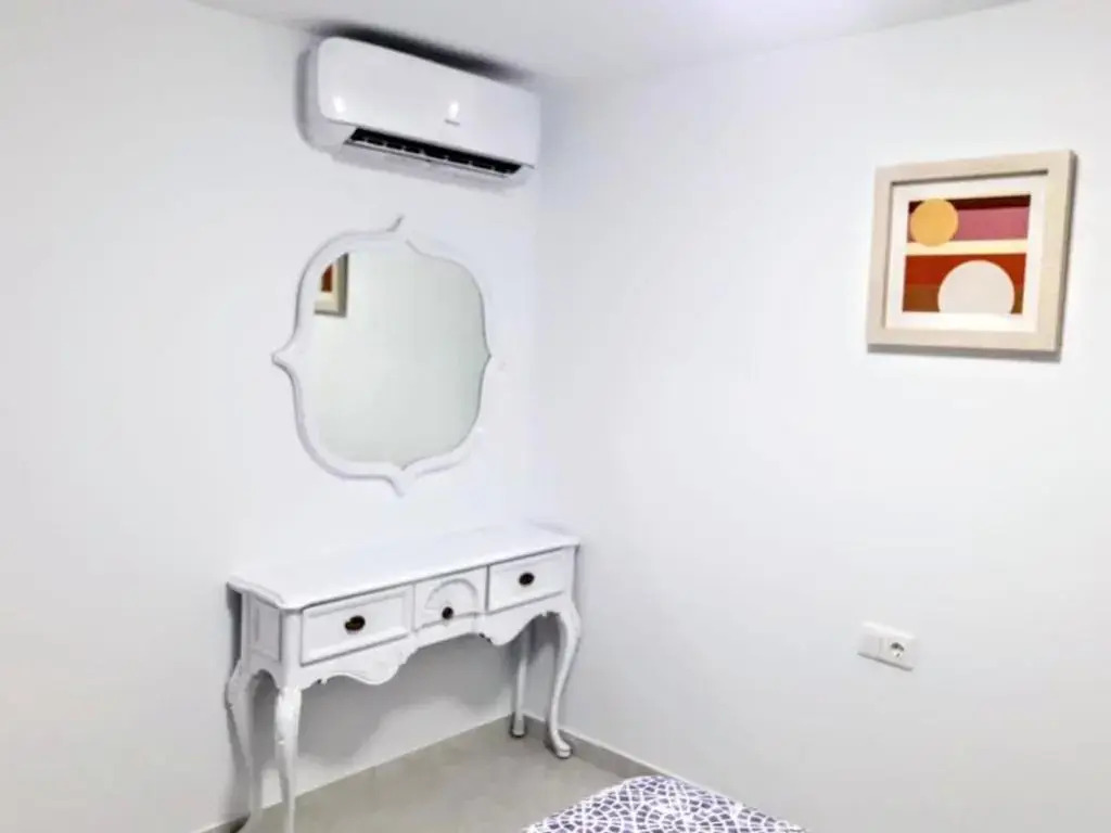 Stunning 2 Bedroom Apartment Fully Refurbished With Air-conditioning