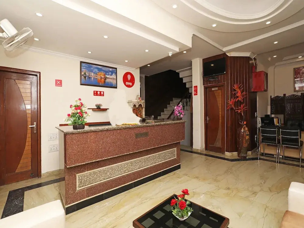 OYO 9765 Hotel Royal Queen
