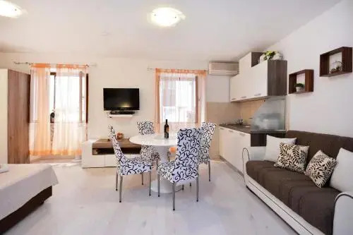Apartments & Rooms As