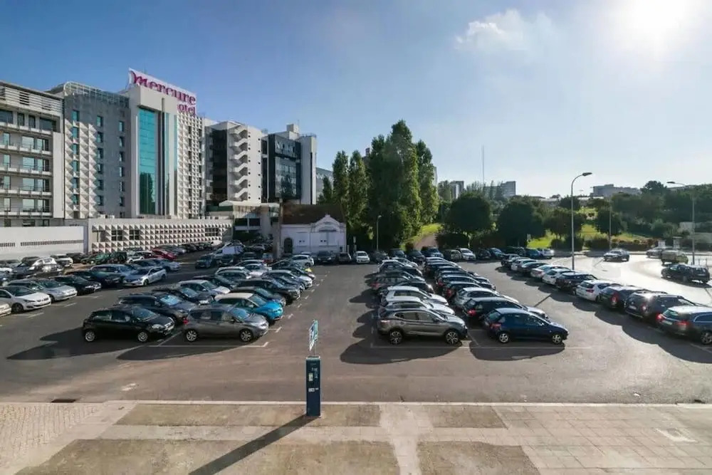 Spacious Lisbon Haven w Lift Garage