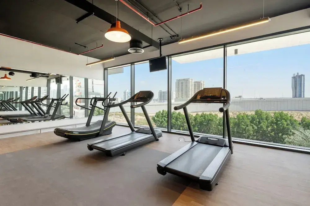 Waves - Cityscape Balcony Views and Cozy Comfort in Dubai