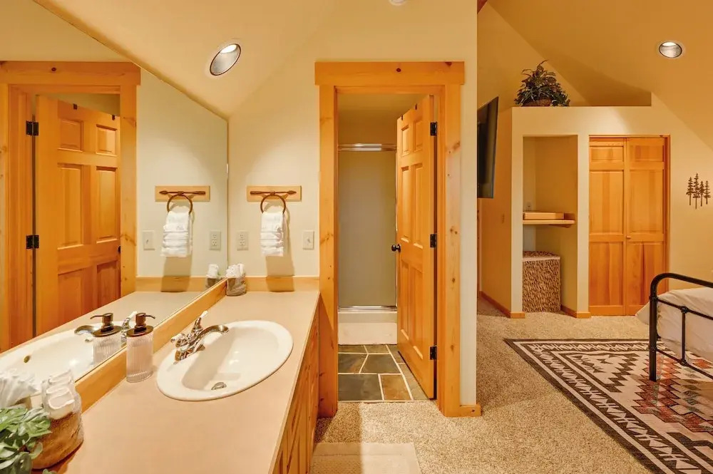 Game Room & 5 Pools: Chalet at Eagle Crest Resort