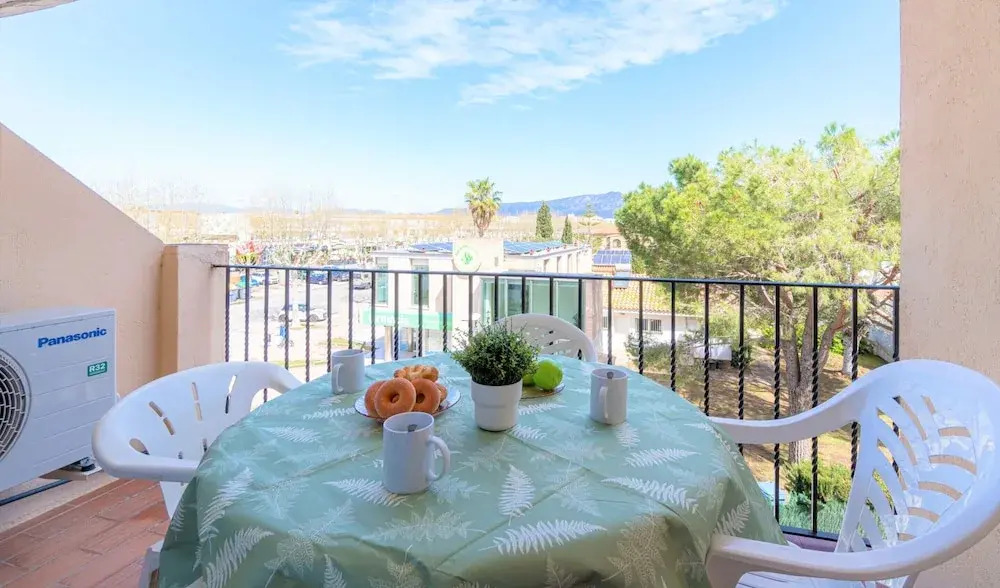 Modern 1-bedroom Apartment With Terrace