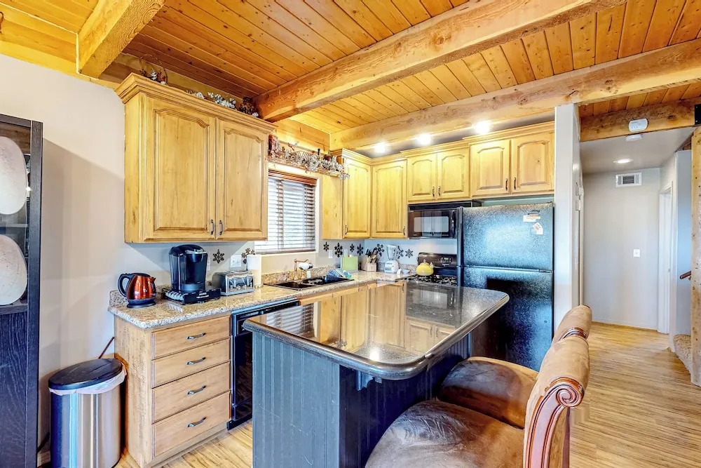 3BR w/ Views, Ping-pong, Deck, & Fireplaces