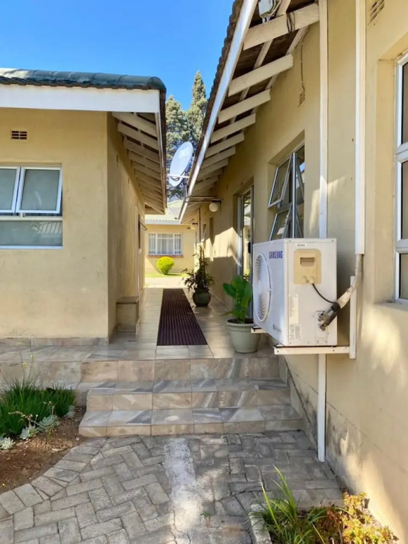 Poolside Executive Suite Near Airport - 2322