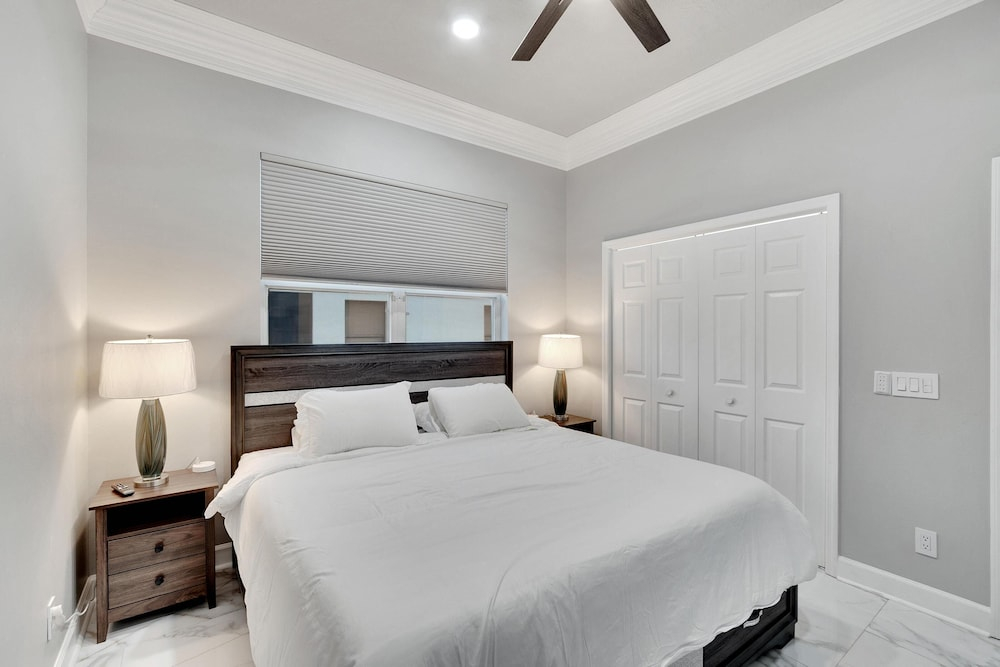 Luxurious Retreat at our Canal Front Pool Home 5BR