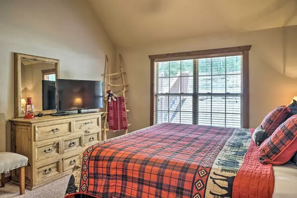 Screened Deck: Cozy Branson West Cabin!