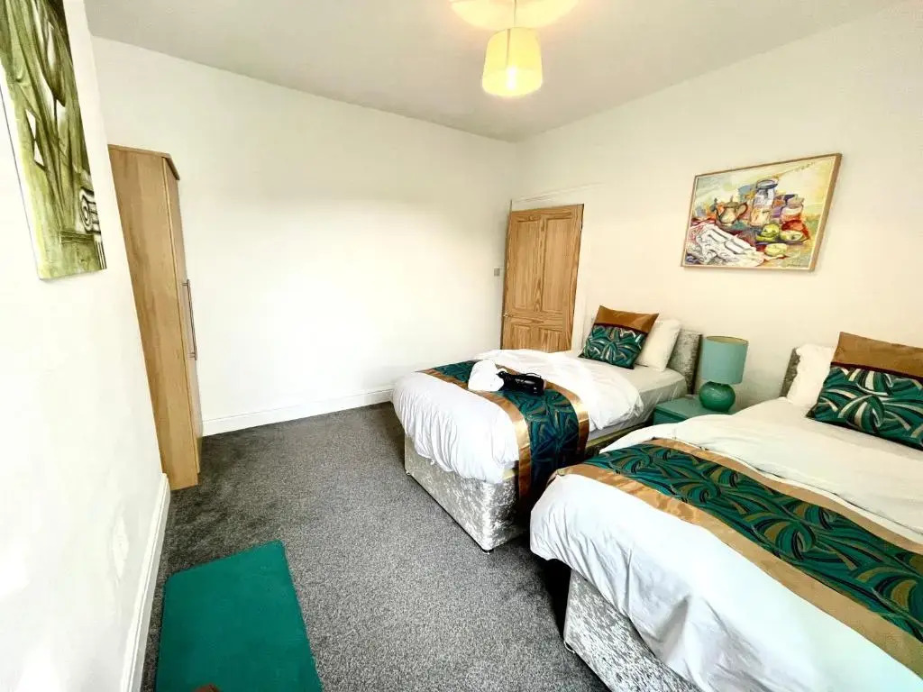 3 bedroomed house for up to 7 people, close to The Hoe, Barbican & City Centre