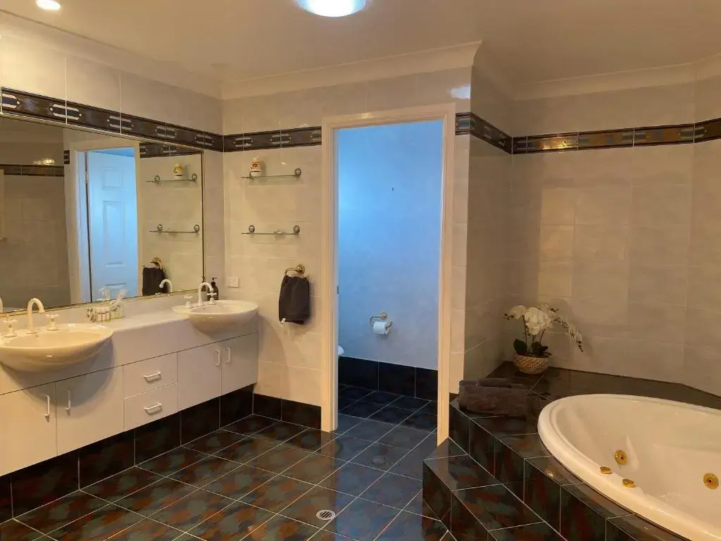 SPECTACULAR WATERFRONT Canal Home, BRIBIE ISLAND