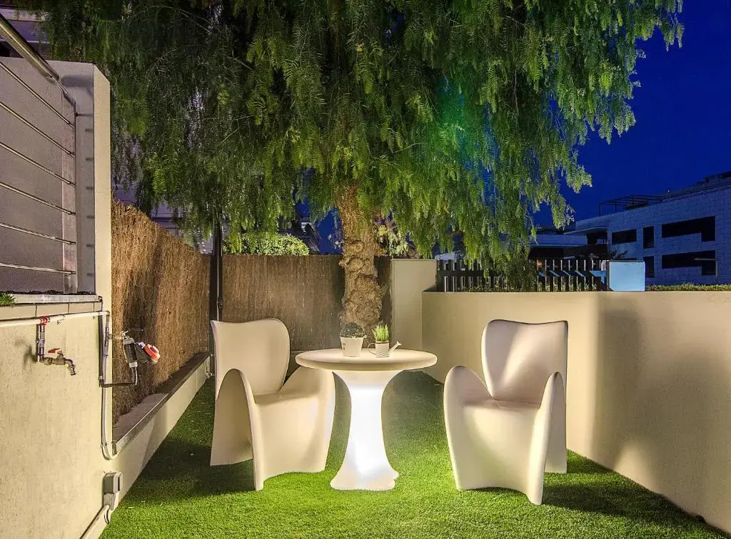 Sitges Spaces Garden Paradise 3 bedroom, 3 bathroom, huge PRIVATE garden-terrace, pool- sleeps up to 8