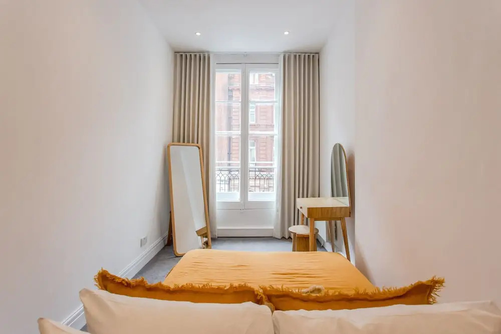2 Bed Apartment Right on Trafalgar Square