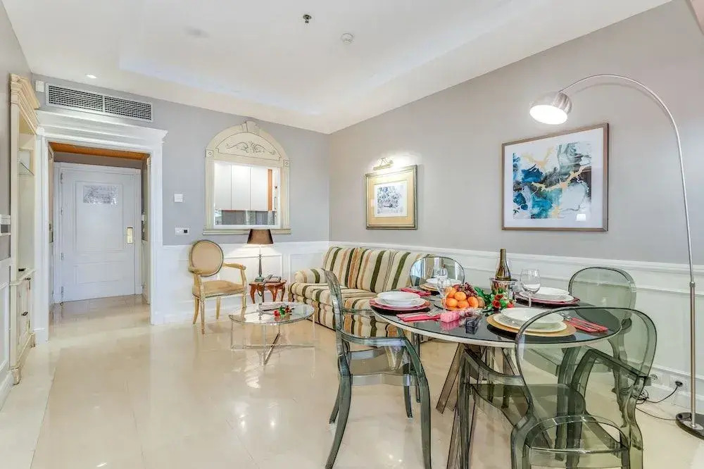 Apartamentos Guadalpin Suites