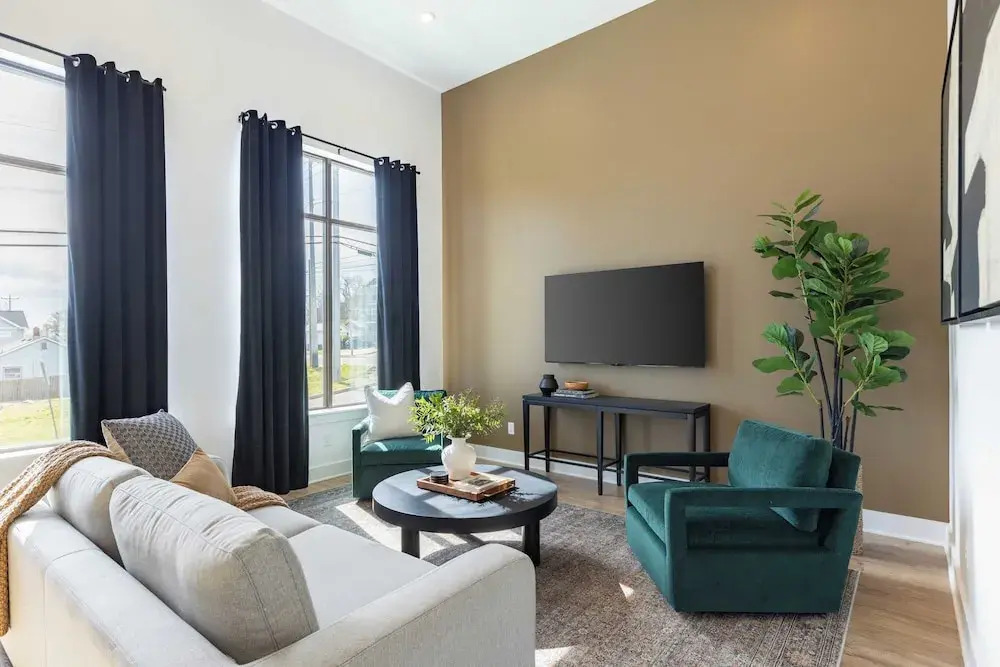 New Build Sleeps 12, 2 Condos, Modern Design Near Downtown Nashville