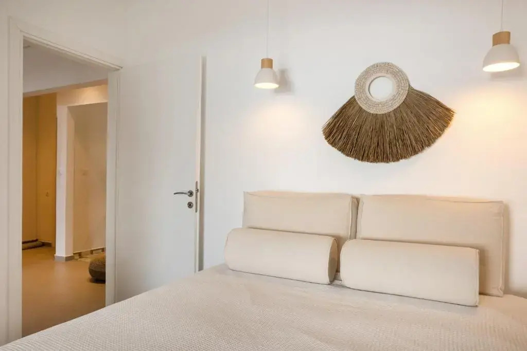 The Beach House, Skaloma