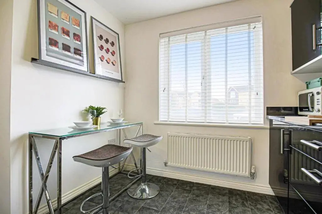 Luxury 5 Bedroom 3 Bathroom House with Smart TVs, Super Fast Wifi, Free Parking and Garden by Yoko Property