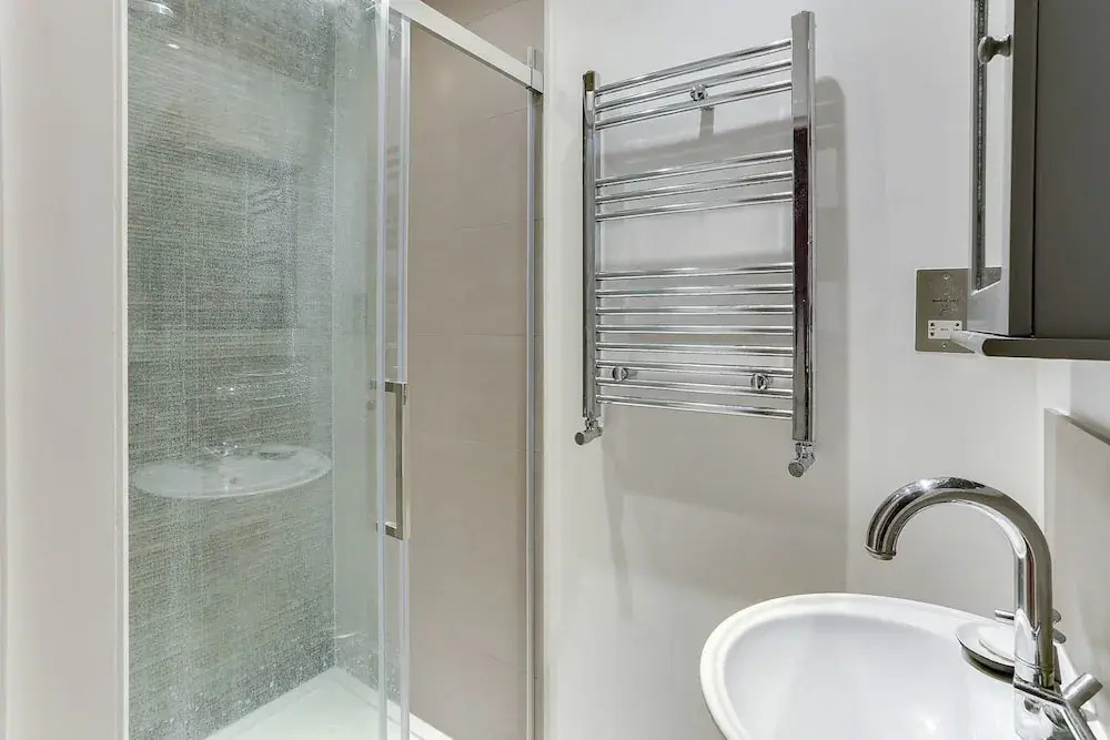 Bright 1BR in Earls' Court W/patio