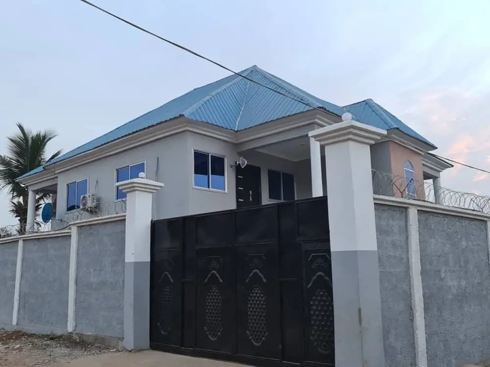 6-bed House in Freetown 5 min Drive From the Beach