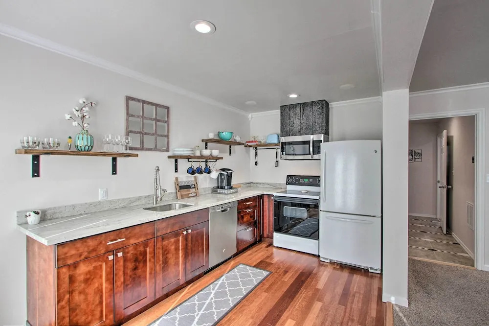 Convenient Burien Getaway: 12 Mi to Dtwn Sea!