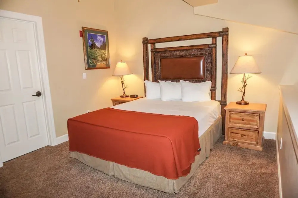 The Mountain Club #318 Village Plaza Studio Loft Suite - I condo