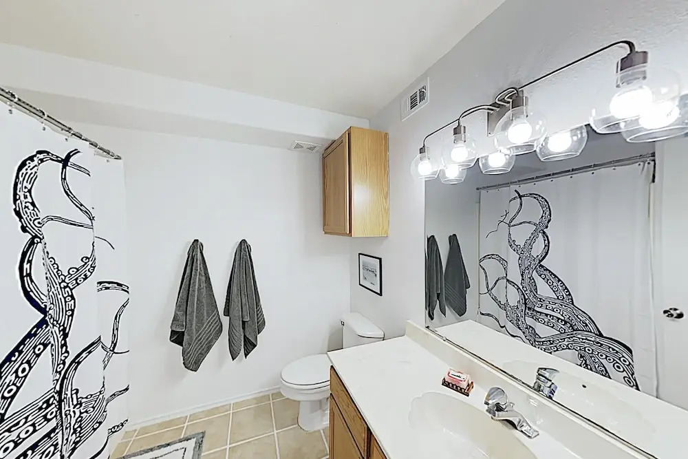 New Listing! Updated : Pool, 1 Block To Beach 2 Bedroom Condo