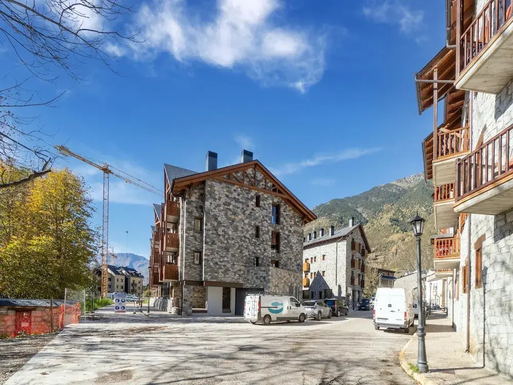 Stone Chalet Near Benasque and Scenic Lake