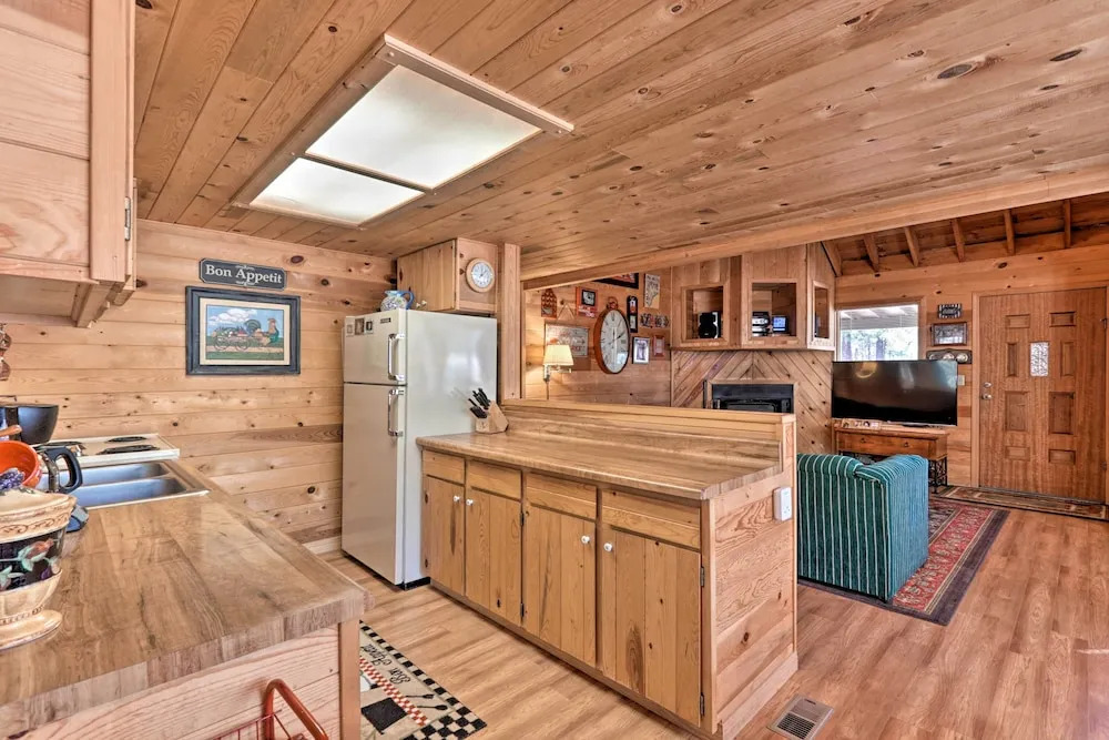 Cozy Cabin w/ Fireplace, Covered Deck & Gas Grill!