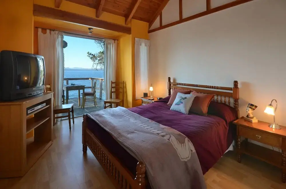 Great 3 Bedroom Home on the Lake Shore H50
