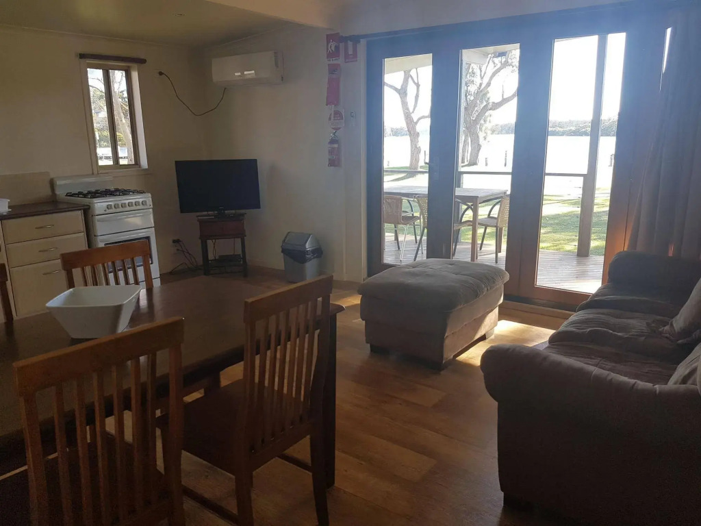 Bentley Waterfront Motel & Cottages