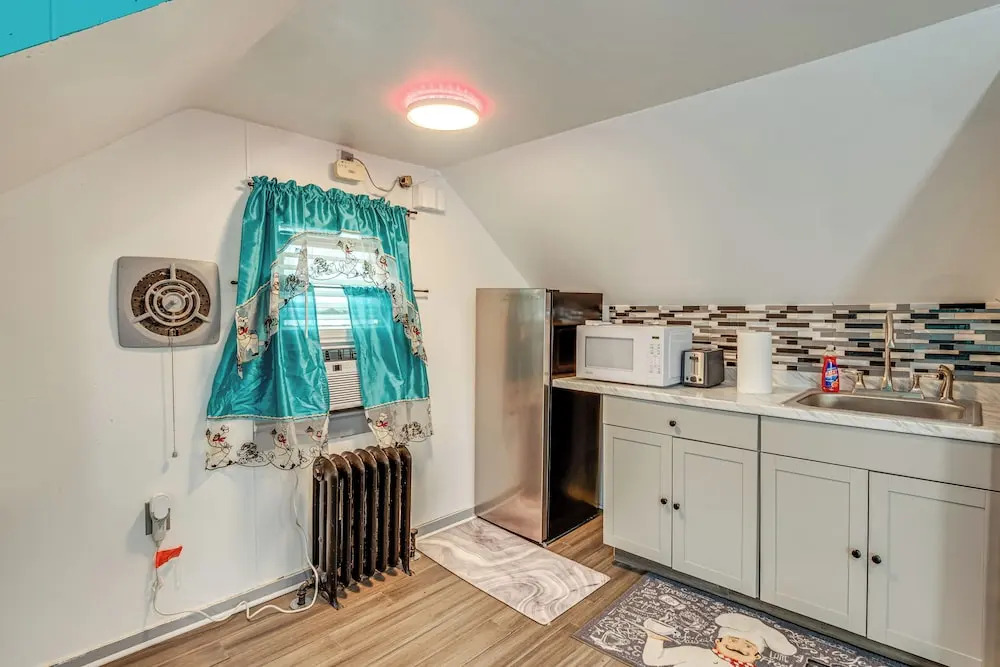 8 Mi to Metlife Stadium: Pet-friendly Home w/ Yard