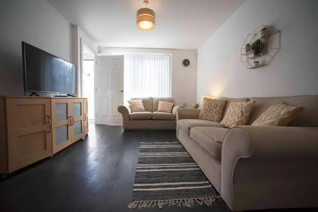 A Cosy 3-bed Family House in Liverpool sleeps 6 with parking spaces