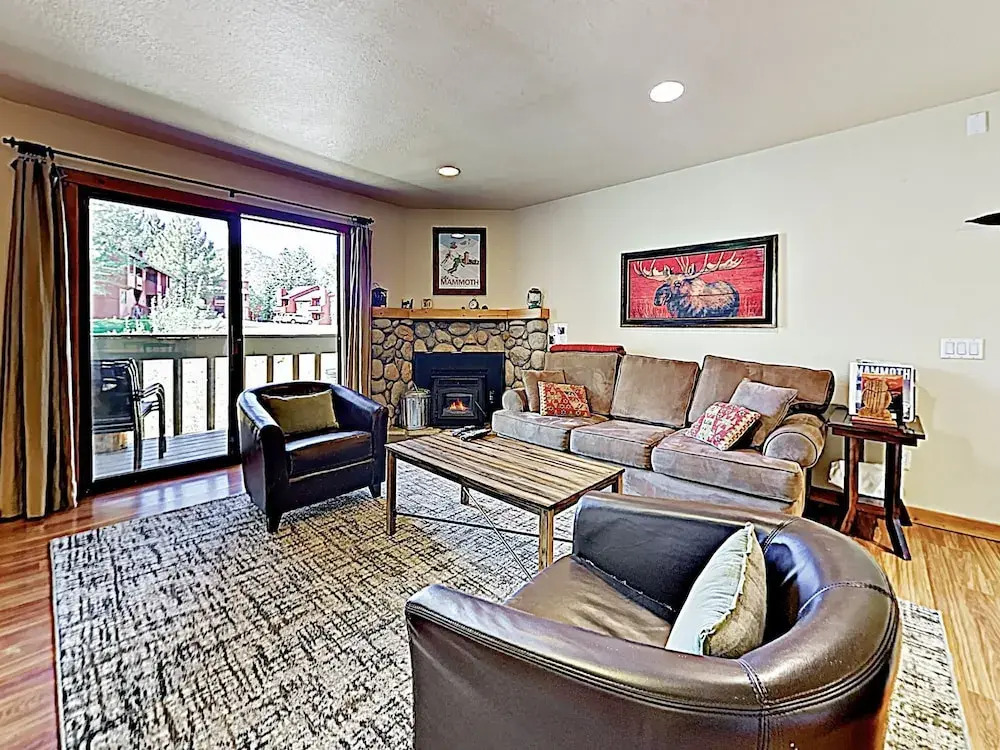 Mountain-view W/ Pool & Hot Tub, Near Skiing 2 Bedroom Condo