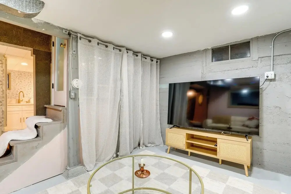 Quaint Studio w/ Sauna: 5 Mi to Space Needle